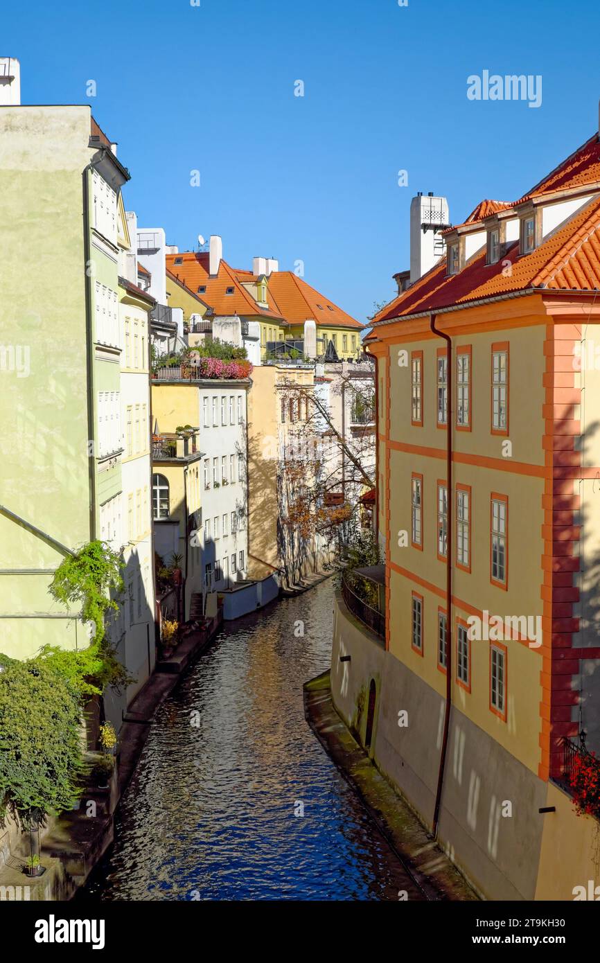 Narrow canal colorful houses hi-res stock photography and images - Alamy