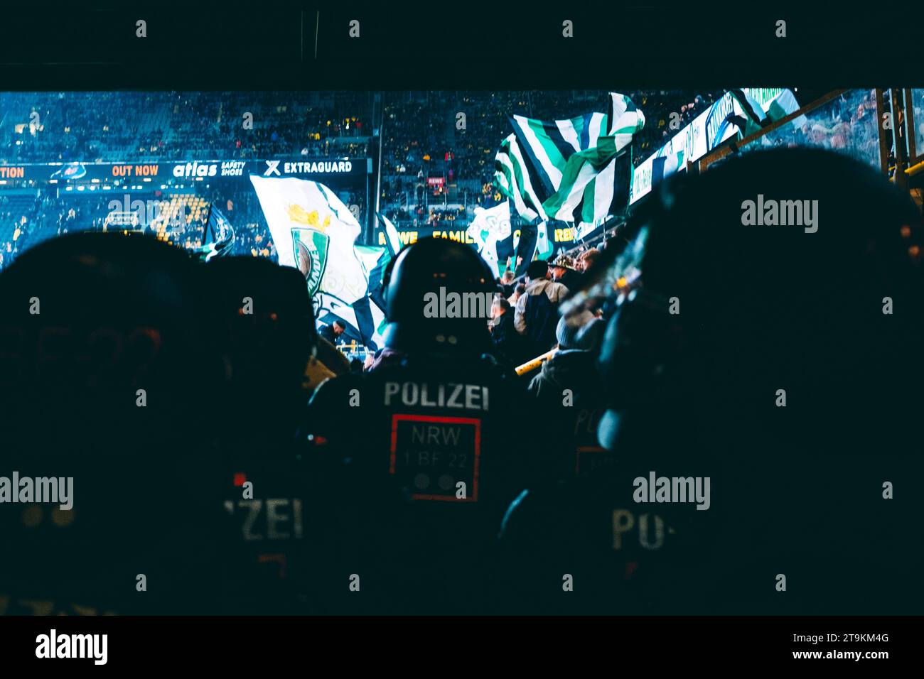 Dortmund, Signal-Iduna-Park, 25.11.23: Vermehrter Polizei Einsatz beim Derby des 1. Bundesliga Spiel Borussia Dortmund vs. Borussia Mönchengladbach. Stock Photo