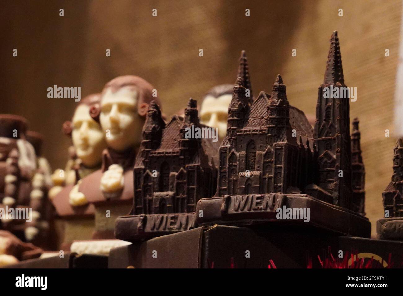 Wien, Weihnachtsmarkt, Stephansdom, Weihnachtsdeco, Schokoladefiguren, Foto Gladys Chai von der Laage *** Vienna, Christmas market, St. Stephens Cathedral, Christmas decorations, chocolate figures, photo Gladys Chai von der Laage Credit: Imago/Alamy