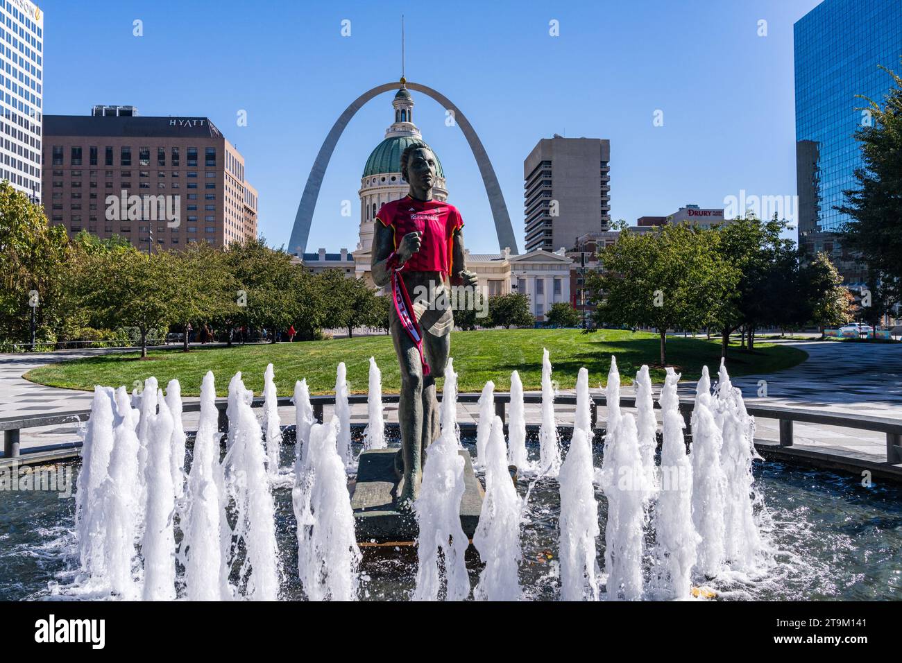 St Louis, MO - 21 October 2023: Old Courthouse in St Louis Missouri and the Gateway Arch with statue dressed in local football shirt Stock Photo