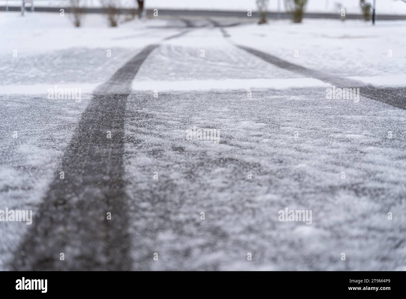 Bavaria, Germany - November 26, 2023: A man removes ice and icicles from a  car. Winter and snow concept *** Ein Mann entfernt Eis und Eiszapfen von  einem Auto. Winter und Schnee