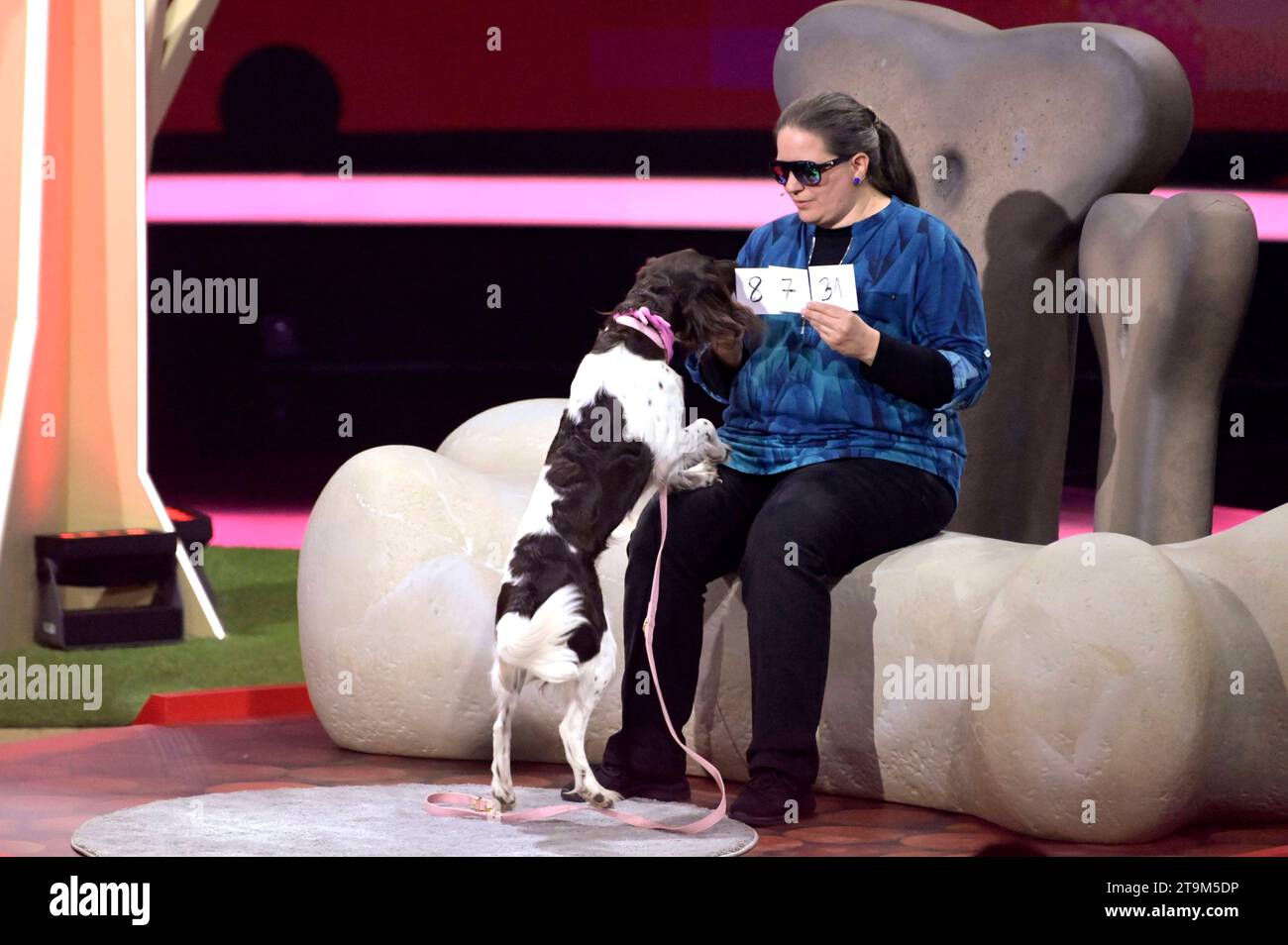 Wettkandidatin Michaela Frank und Hund Amie in der ZDF-Unterhaltungsshow Wetten, dass. live aus der Messe Offenburg-Ortenau. Offenburg, 25.11.2023 *** Contestant Michaela Frank and dog Amie on the ZDF entertainment show Wetten, dass live from Messe Offenburg Ortenau Offenburg, 25 11 2023 Foto:xF.xKernx/xFuturexImagex wetten dass 3743 Credit: Imago/Alamy Live News Stock Photo