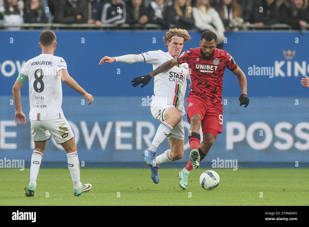 Leuven, Belgium. 26th Nov, 2023. OHL's Ewoud Pletinckx and Club's Igor