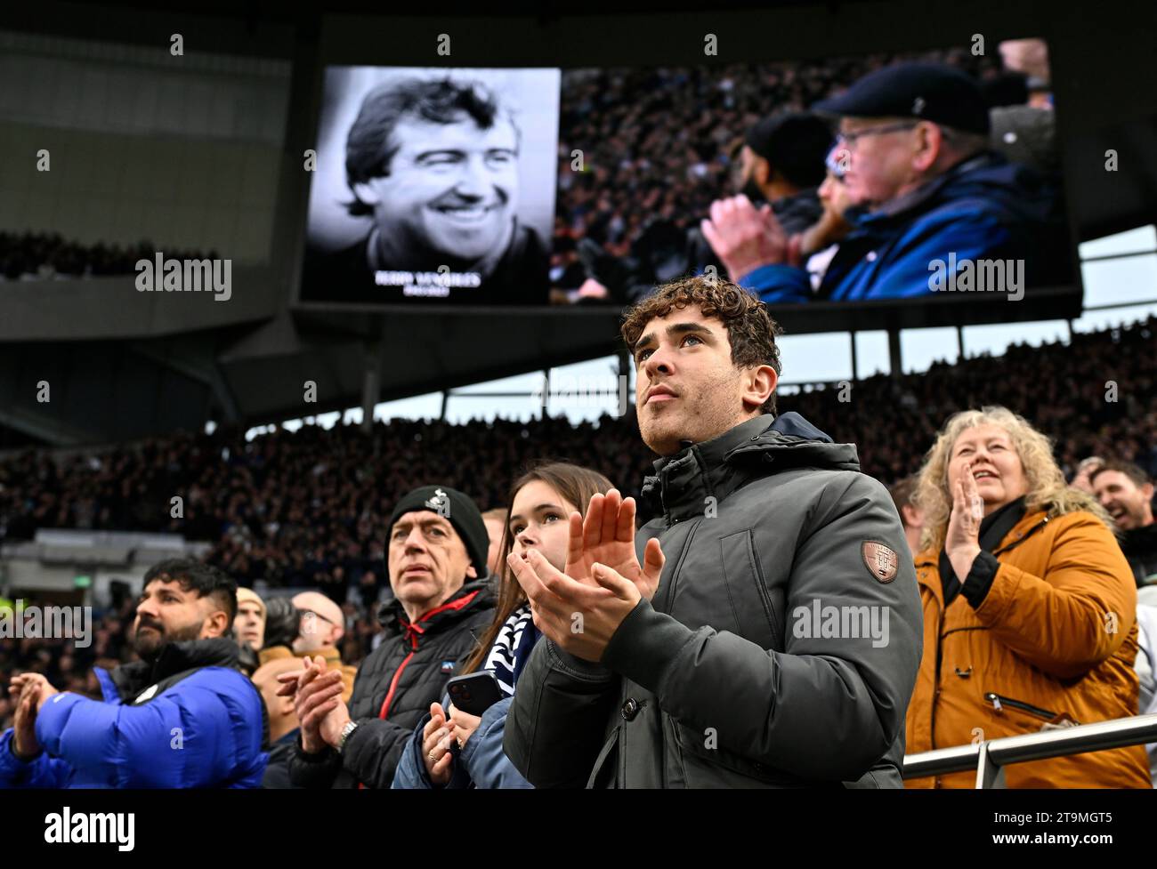 London, UK. 26th Nov, 2023. Fans applaud following the announcement of the death of Terry Venables during the Tottenham V Aston Villa Premier League match at the Tottenham Hotspur Stadium. Credit: MARTIN DALTON/Alamy Live News Stock Photo