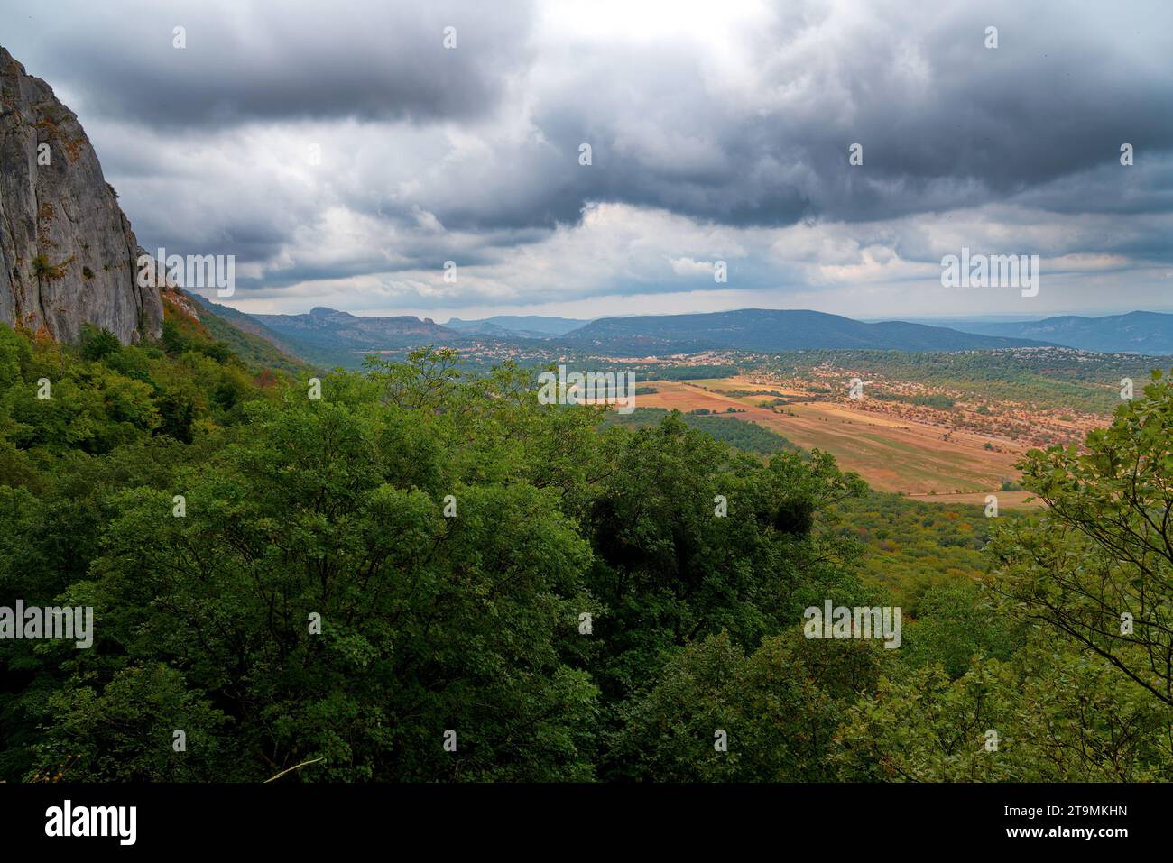paysage de la sainte baume avec vue sur la plaine du plau d'aups et sur le sanctuaire de sainte marie madeleine Stock Photo