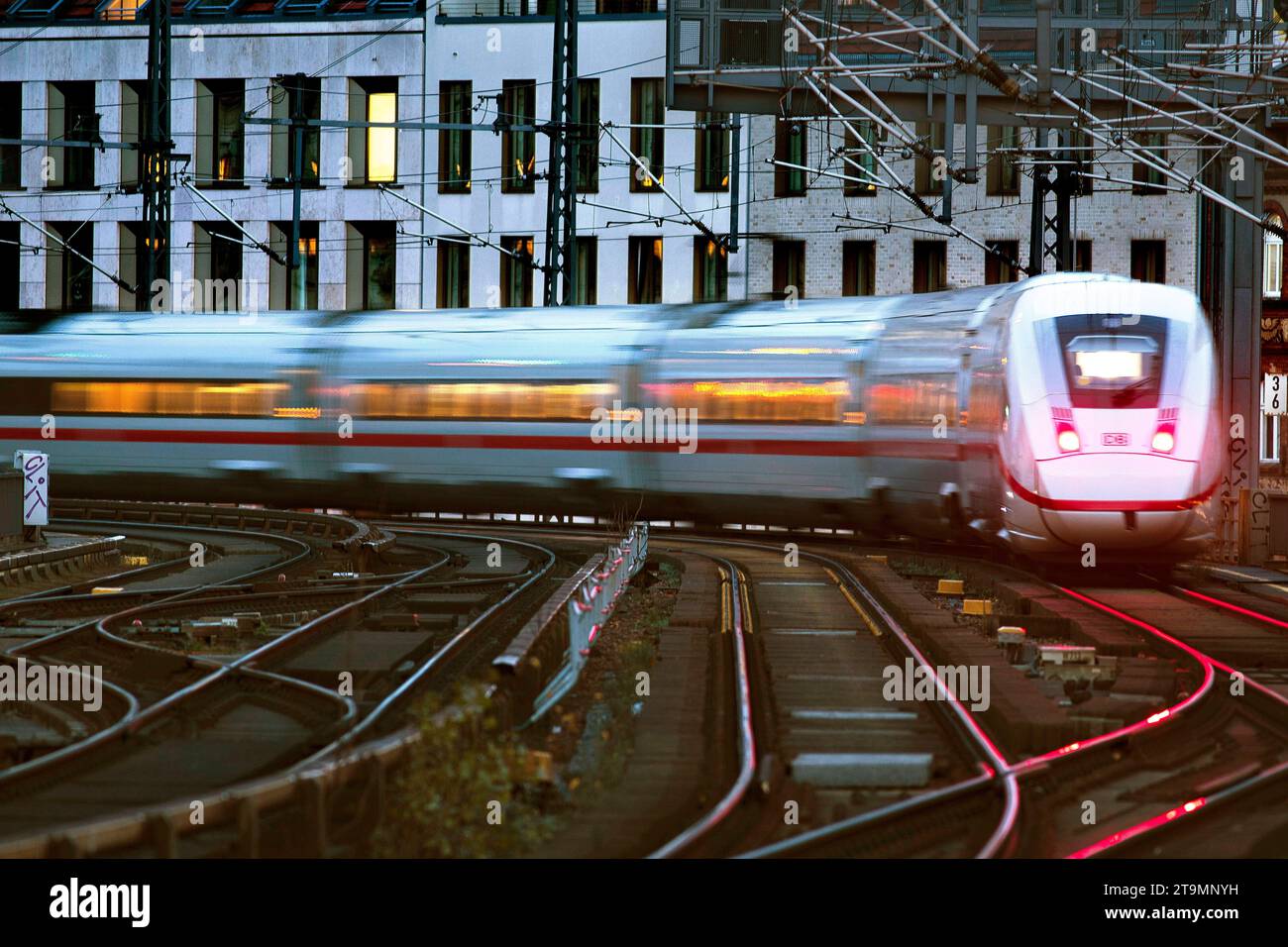 Deutsche Bahn Berlin, 26.11.2023 - Ein ICE der Deutschen Bahn. Berlin Berlin Deutschland *** Deutsche Bahn Berlin, 26 11 2023 A Deutsche Bahn ICE Berlin Berlin Germany Credit: Imago/Alamy Live News Stock Photo