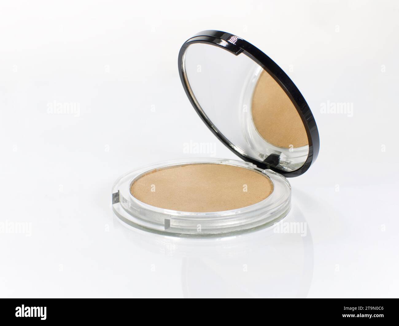 Foundation makeup in round container hi-res stock photography and ...
