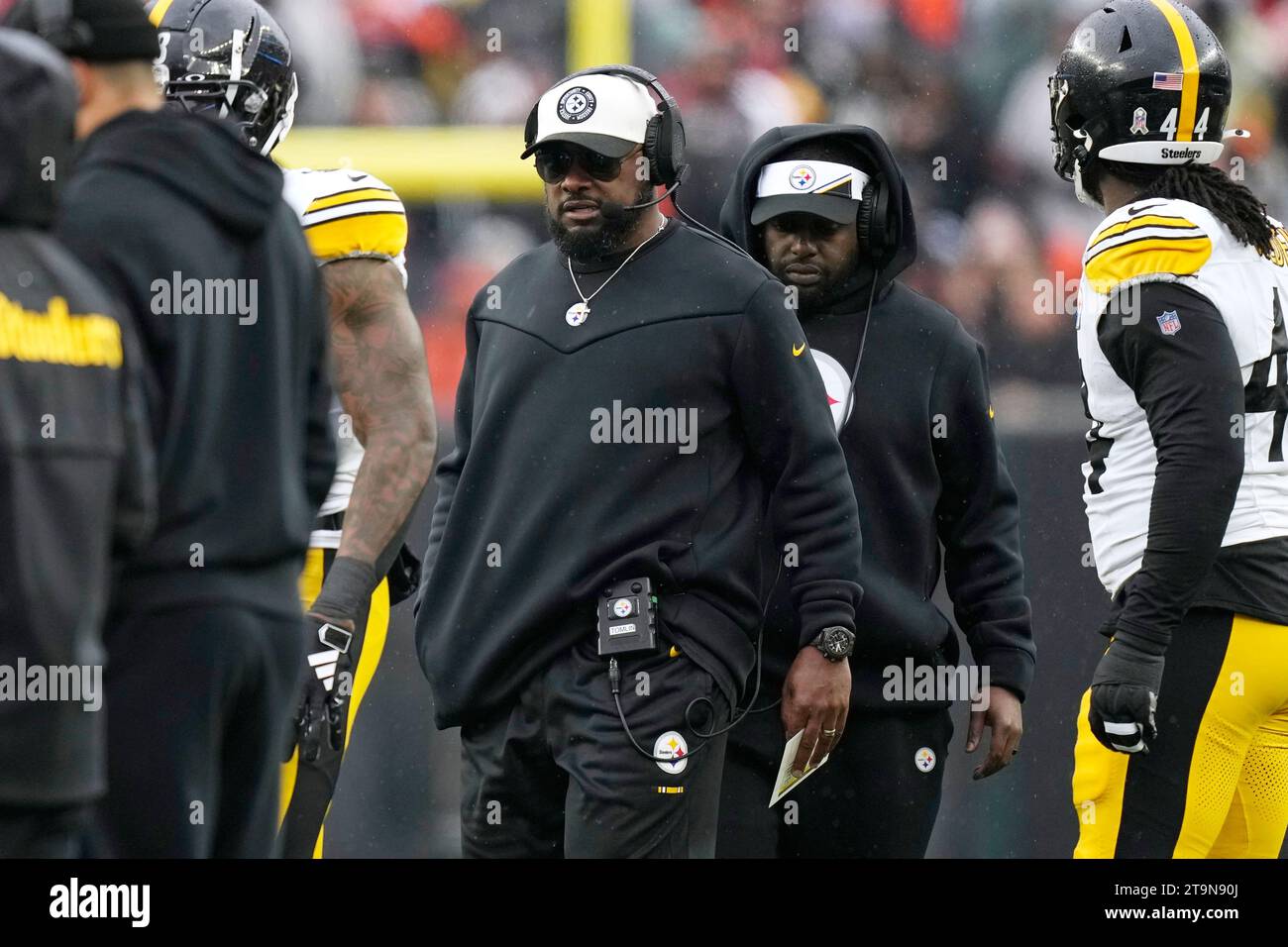 Timeout Sign Nfl Pittsburgh Steelers head coach Mike Tomlin, center, walks on the field ...