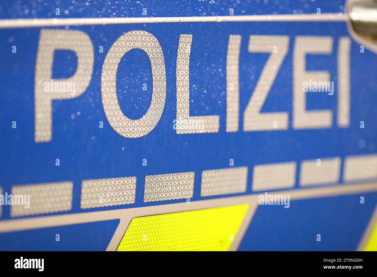 26.11.2023, Düsseldorf, Schriftzug Polizei in Nahaufnahme. Detailbild Polizeieinsatz Nordrhein-Westfalen Deutschland *** 26 11 2023, Düsseldorf, close-up of police lettering Close-up of police operation North Rhine-Westphalia Germany Credit: Imago/Alamy Live News Stock Photo