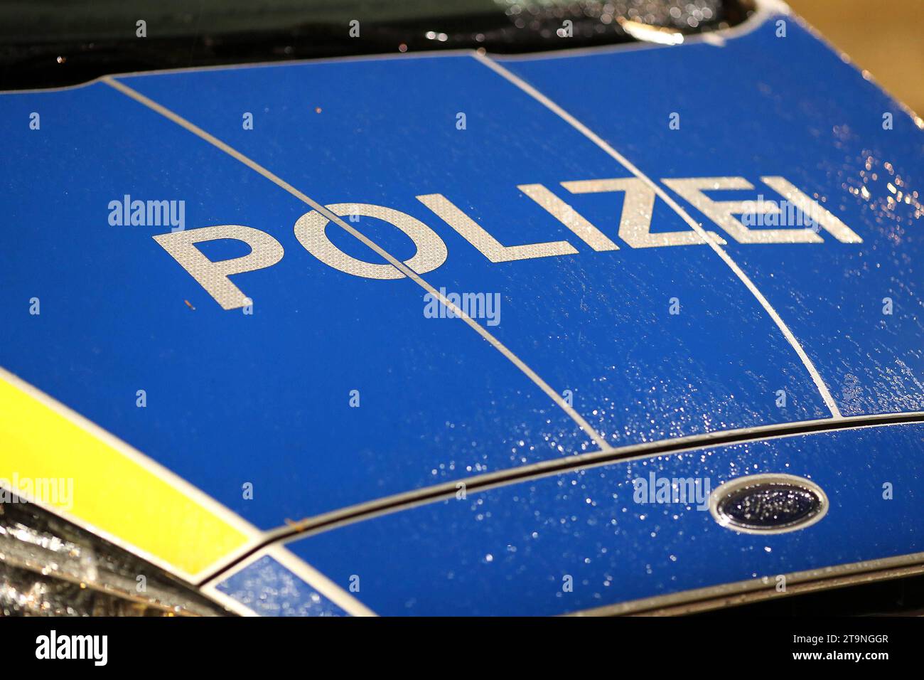 26.11.2023, Düsseldorf, Schriftzug Polizei in Nahaufnahme. Detailbild Polizeieinsatz Nordrhein-Westfalen Deutschland *** 26 11 2023, Düsseldorf, close-up of police lettering Close-up of police operation North Rhine-Westphalia Germany Credit: Imago/Alamy Live News Stock Photo