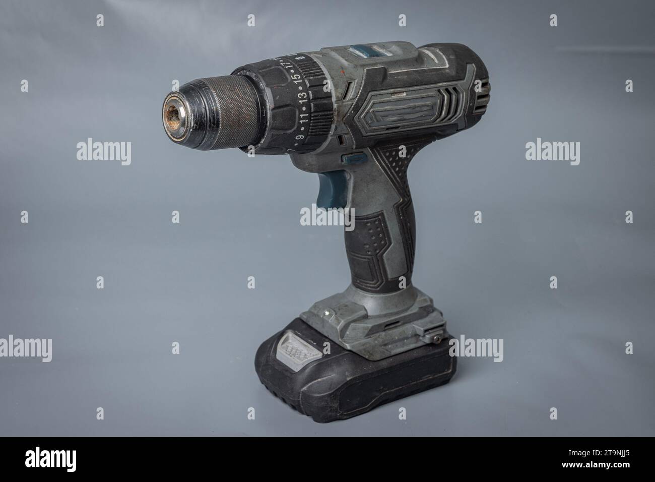 https://c8.alamy.com/comp/2T9NJJ5/cordless-battery-powered-drill-or-screwdriver-practical-machine-without-electric-cable-for-drilling-and-screwing-in-screws-isolated-on-gray-2T9NJJ5.jpg