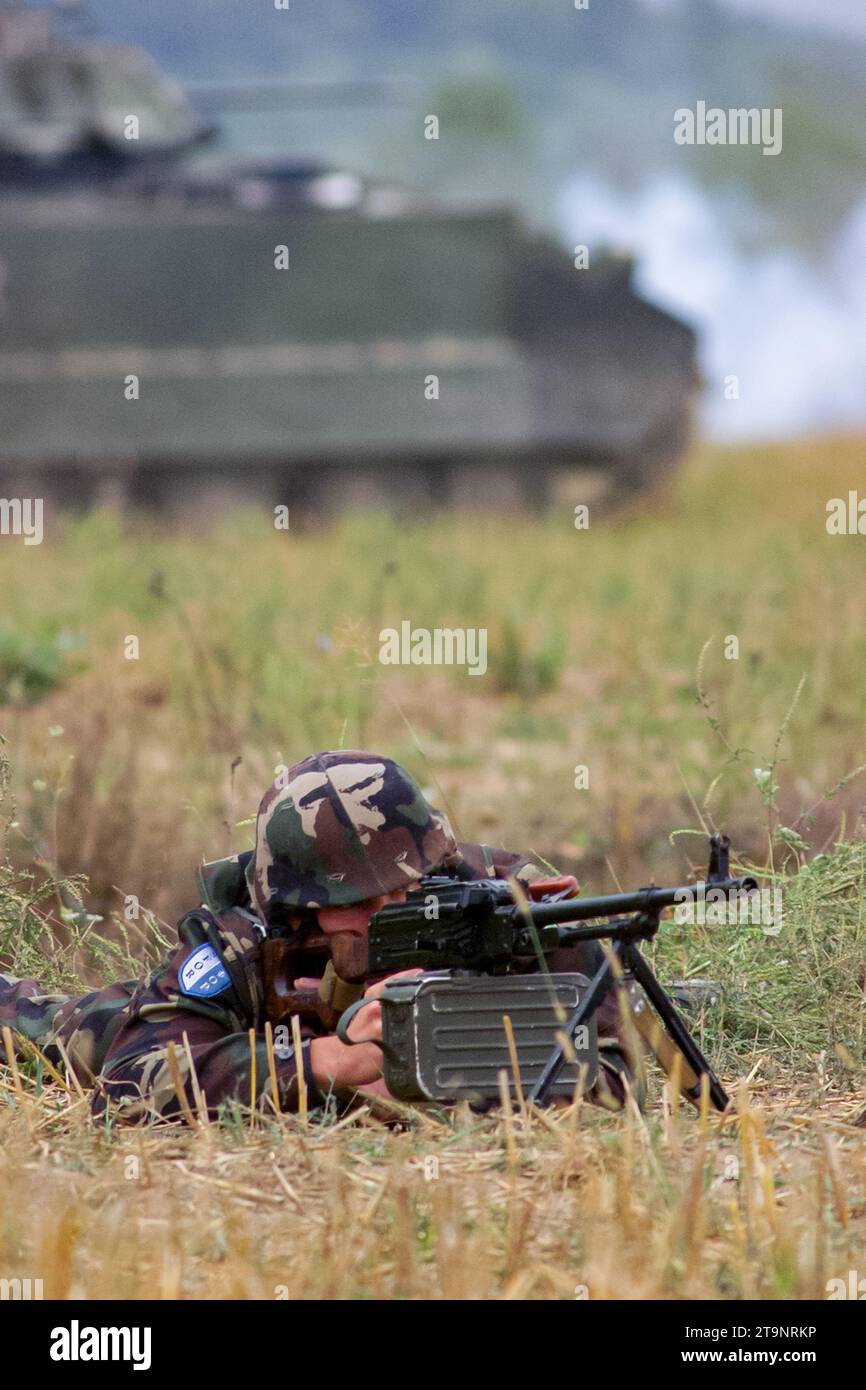 Italian 186th parachute regiment hires stock photography and images