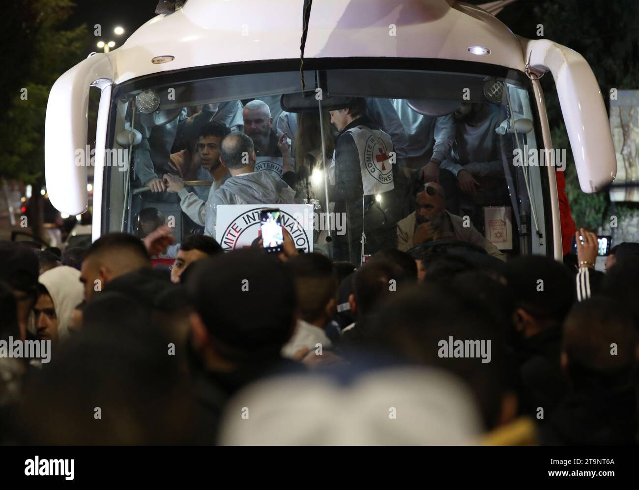 Ramallah, Palestinian Territories. 26th Nov, 2023. A bus arrives to Ramallah while transporting Red Cross staff and Palestinians prisoners released from Israeli jails, as part of a hostages-prisoners swap deal between Hamas and Israel. Credit: Ayman Nobani/dpa/Alamy Live News Stock Photo