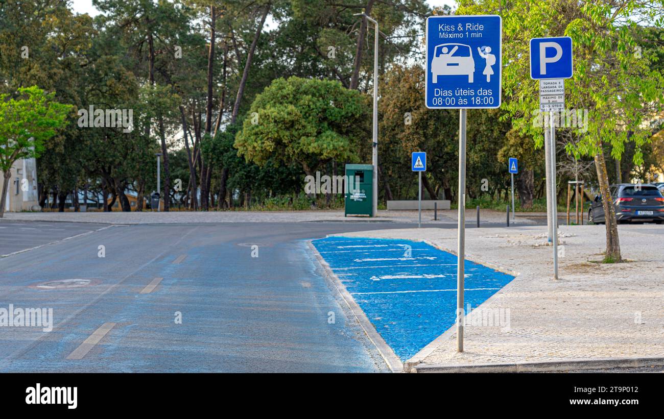traffic sign next to the school informing you to take less than 1 minute with the vehicle immobilized, written KISS AND RIDE, city of Barreiro Stock Photo