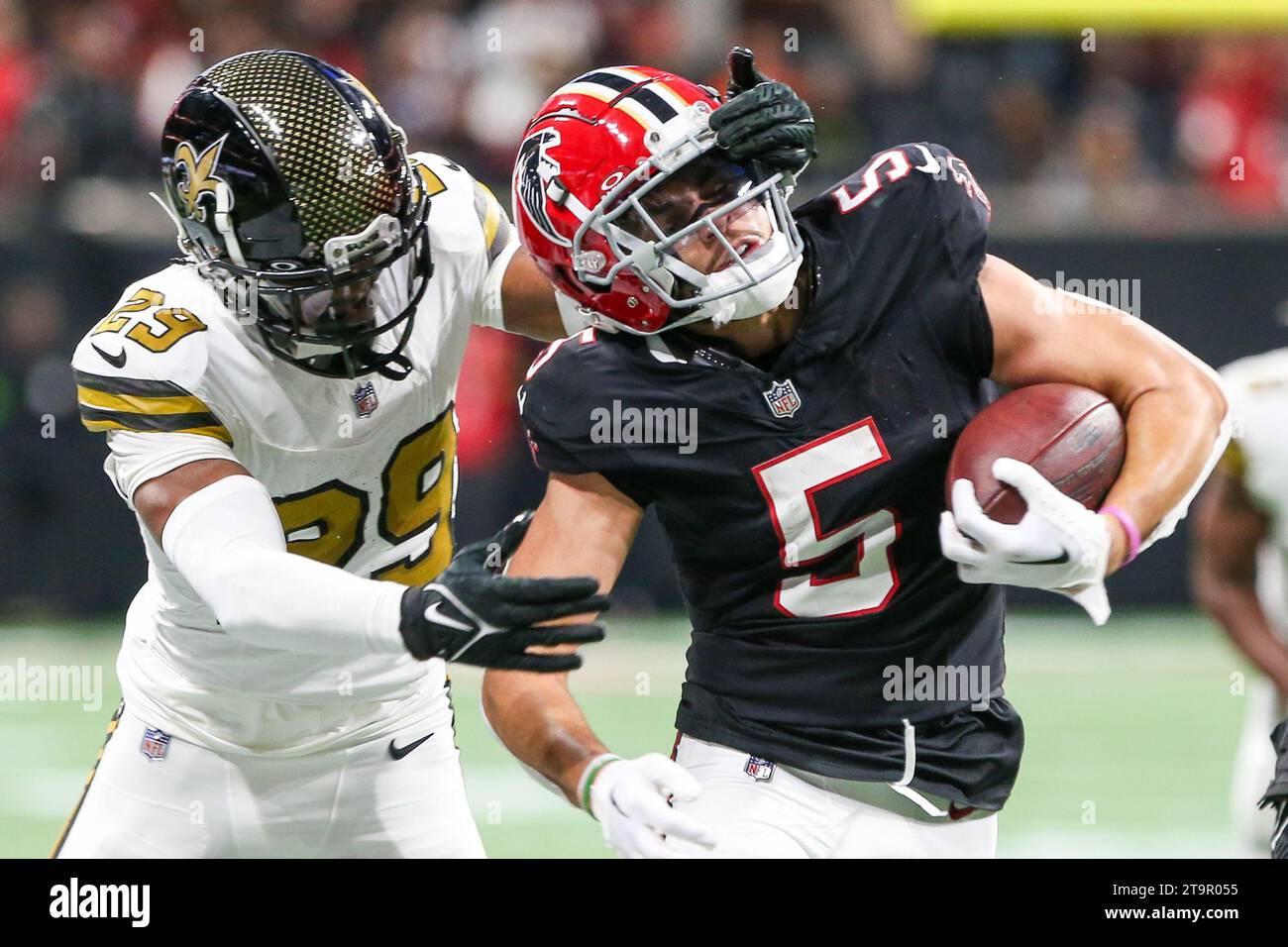 Atlanta, Georgia, USA. 26th Nov, 2023. Atlanta Falcons wide receiver Drake London (5) runs with the ball as New Orleans Saints cornerback Paulson Adebo (29) hangs on to the face mask during the game at Mercedes-Benz Stadium. (Credit Image: © Debby Wong/ZUMA Press Wire) EDITORIAL USAGE ONLY! Not for Commercial USAGE! Credit: ZUMA Press, Inc./Alamy Live News Stock Photo