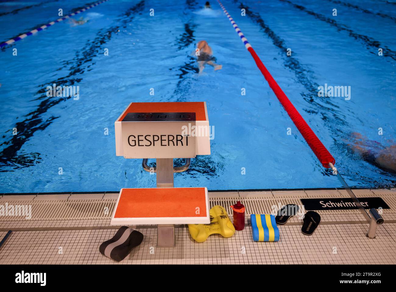 Hamburg, Germany. 27th Nov, 2023. The first swimmers are out and about ...