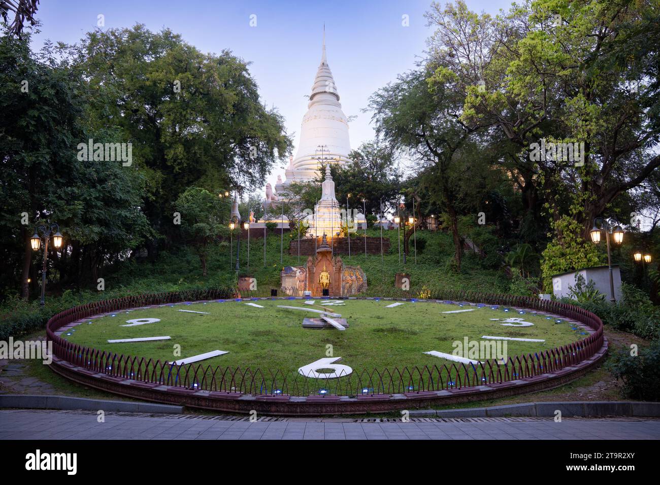 the-wat-phnom-temple-phnom-penh-cambodia-stock-photo-alamy