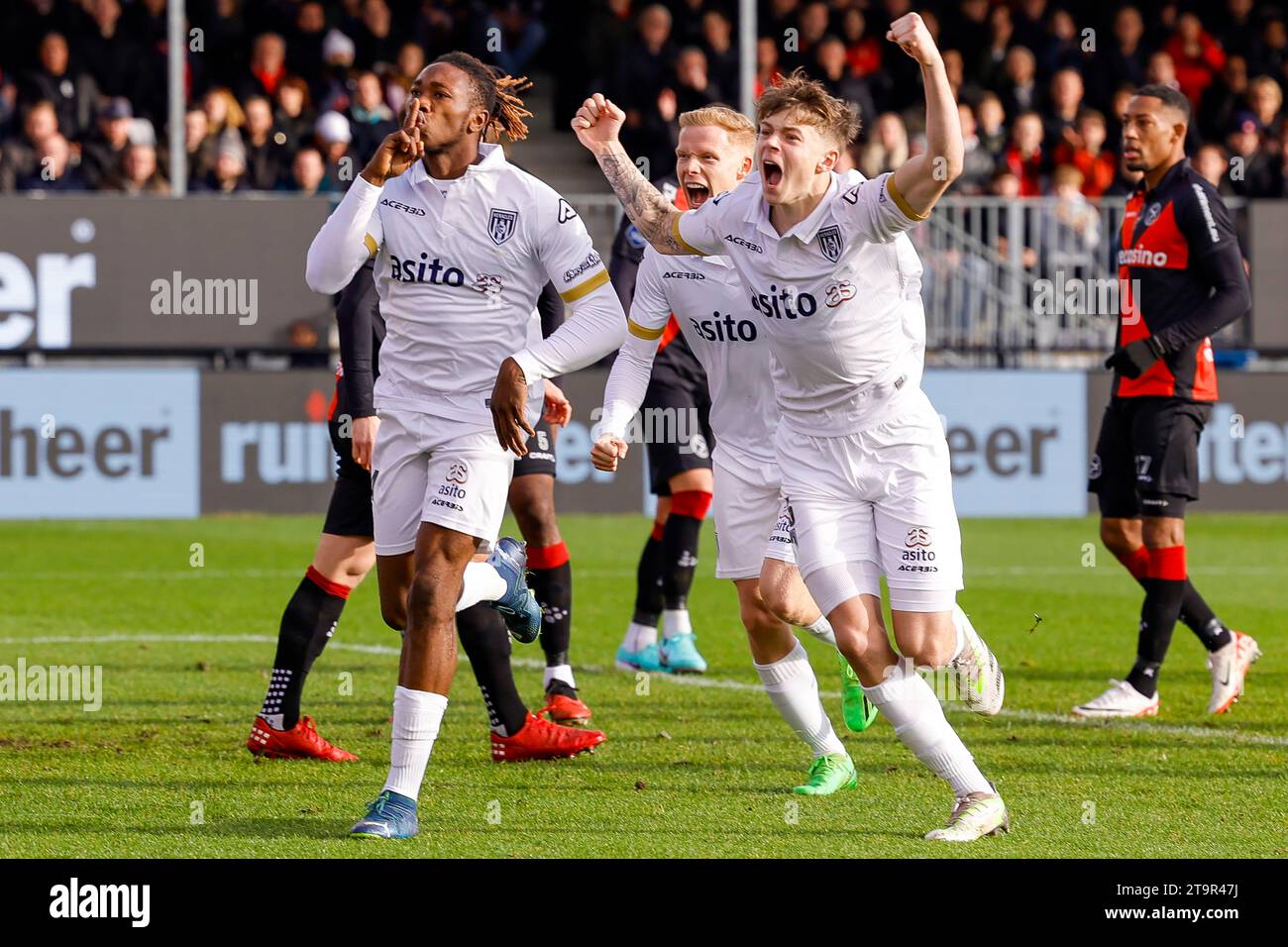 ALMERE, NETHERLANDS - NOVEMBER 26: Mohamed Sankoh (Heracles Almelo) scores the 0-1 celebrating his goal with teammates during the Eredivisie match of Stock Photo