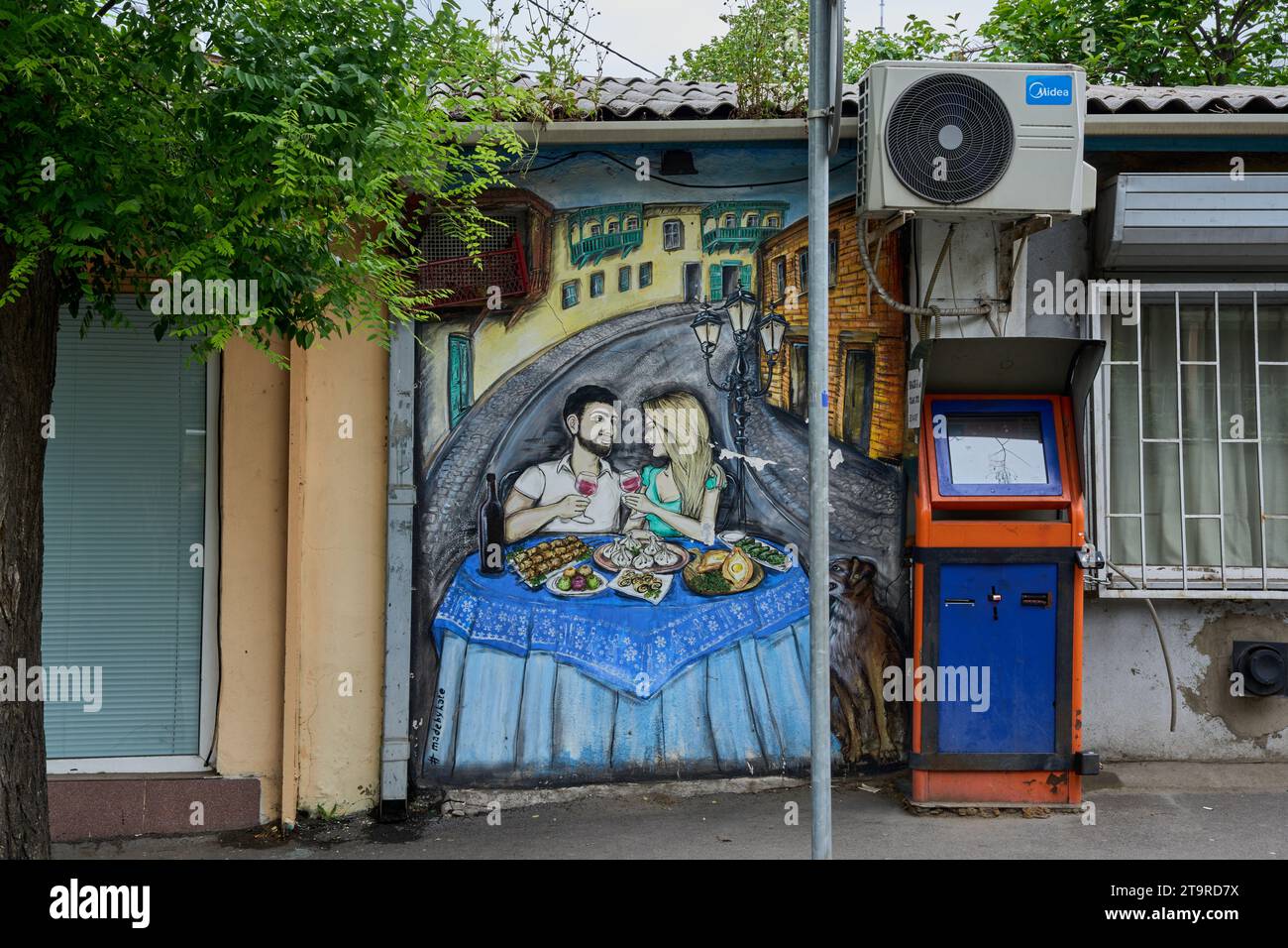 Grafitto, junges Paar beim Essen, typisch georgische Speisen, Bankomat, Stadtteil Awlabari, armenisches Viertel, Avlabari, Tiflis, Georgien Stock Photo