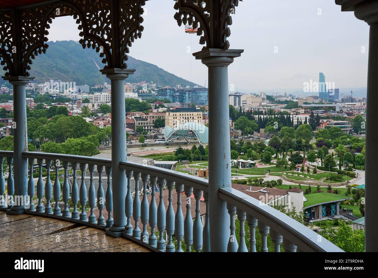 Blick auf den Rike-Park, vom Balkon von dem Satschino Palast, heute das Periszwaleba Nonnenkloster,  Awlabari, armenisches Viertel,  Tiflis, Georgien Stock Photo