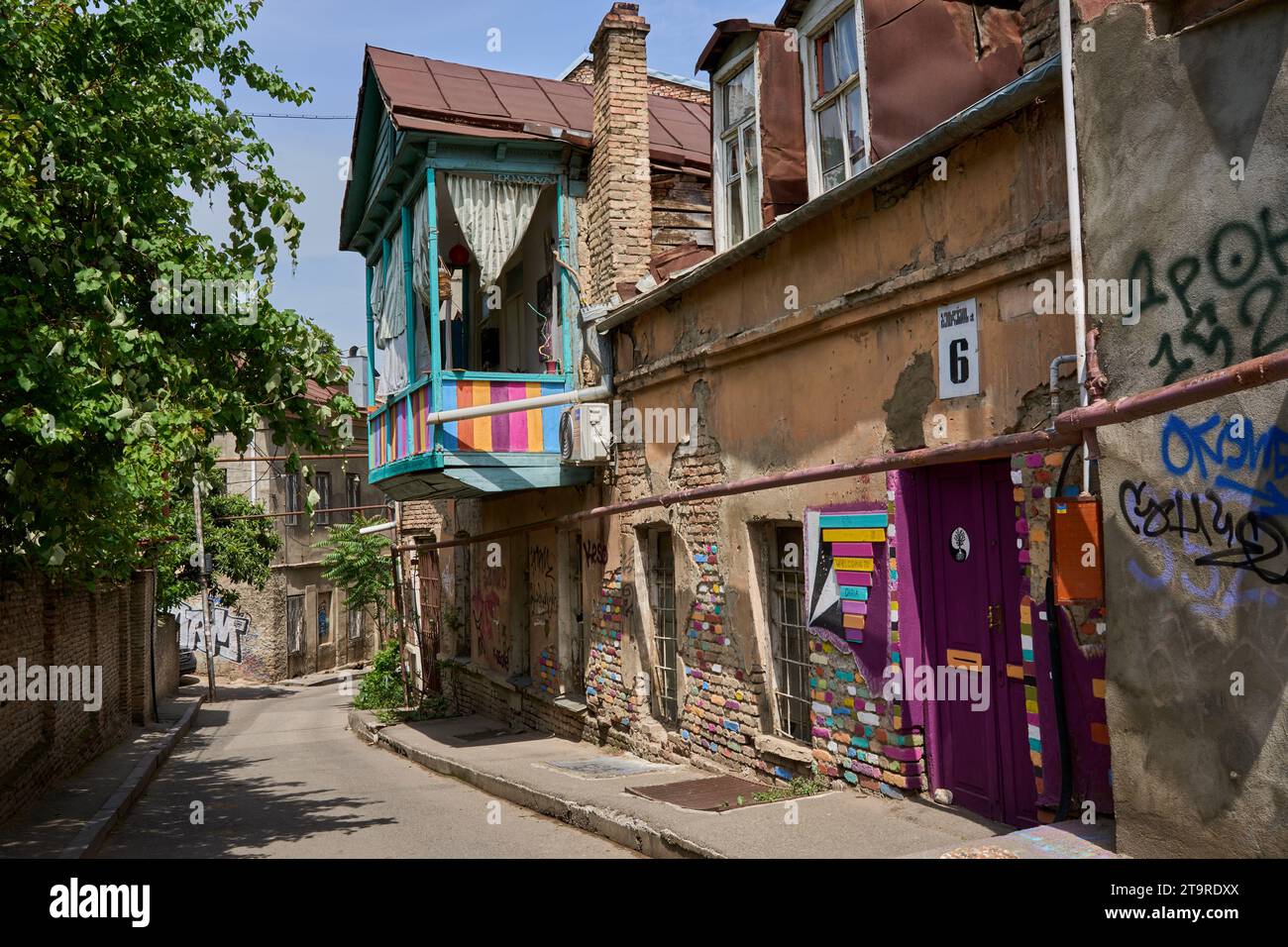 Strasse mit alten renovierungsbedürftigen Häusern, bunt angemalter Balkon, Betlemi Viertel, Stadtteil Kala, Altstadt, Tiflis, Tbilissi, Georgien Stock Photo
