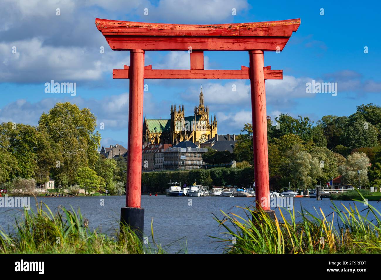 Japanese Torii gate in Metz at the plan d’eau with the Saint Stephen cathedral in the background Stock Photo