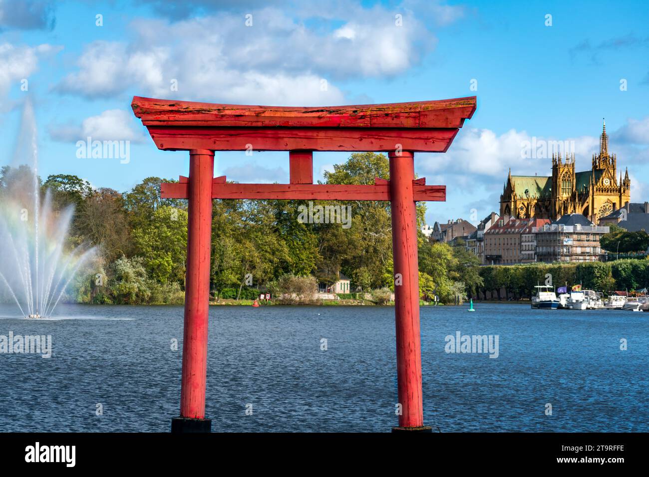 Japanese Torii gate in Metz at the plan d’eau with the Saint Stephen cathedral in the background Stock Photo