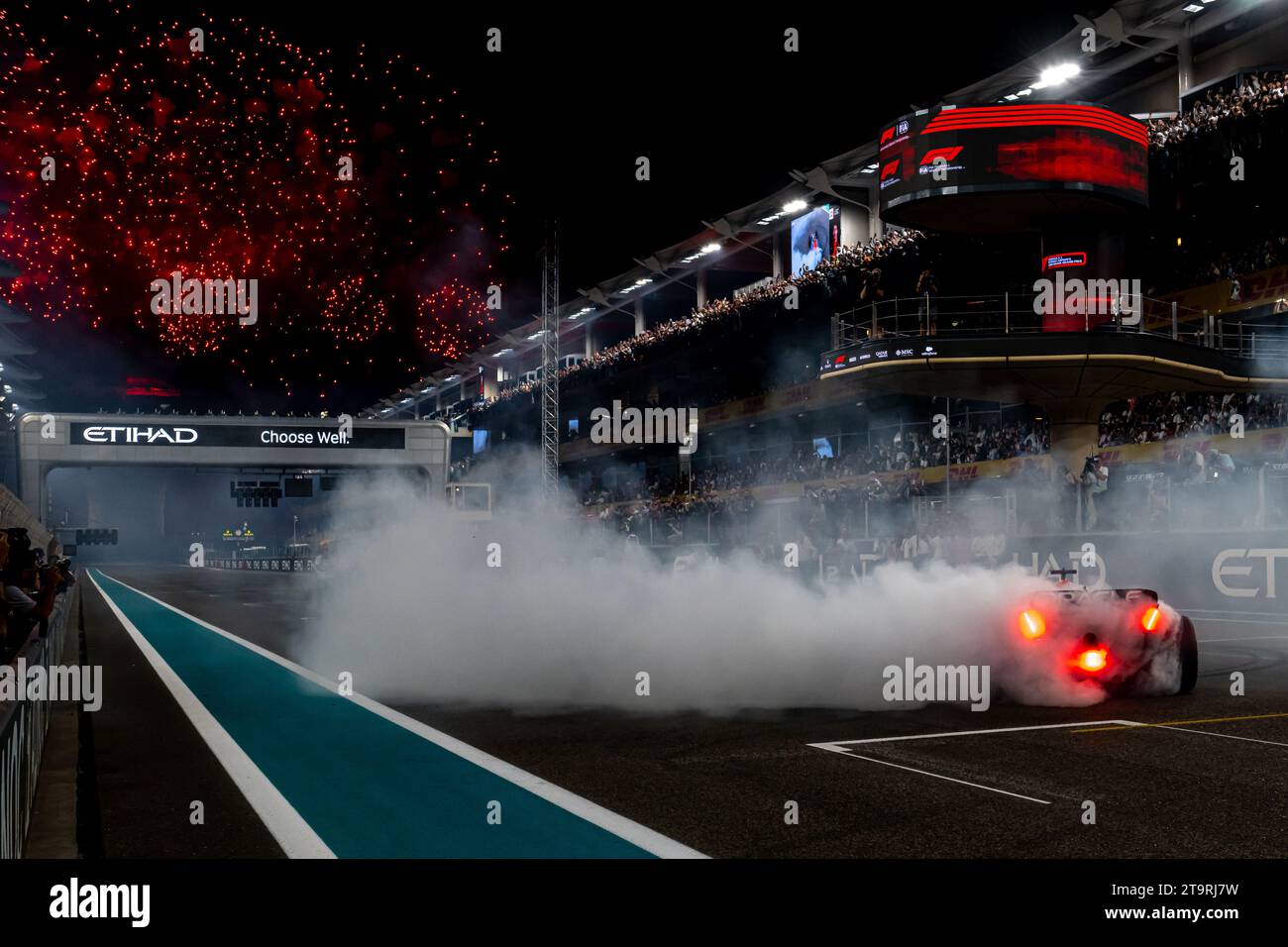 YAS MARINA CIRCUIT, UNITED ARAB EMIRATES - NOVEMBER 26: Max Verstappen ...