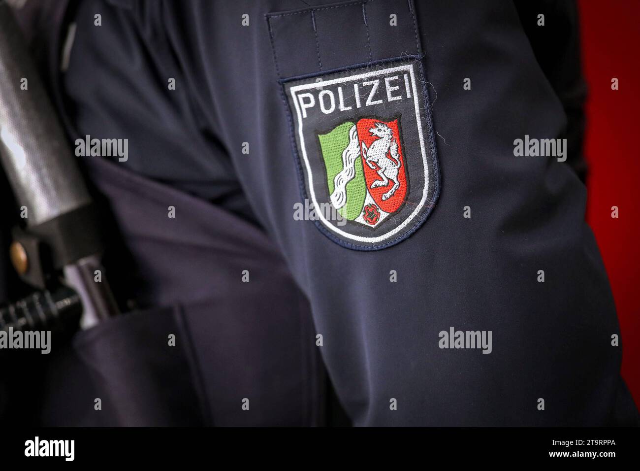 17.11.2023, Düsseldorf, Polizist im Einsatz. Nahaufnahme Detailbild Polizei Logo Schriftzug Wappen Nordrhein-Westfalen Deutschland *** 17 11 2023, Düsseldorf, police officer on duty close-up detail picture police logo lettering coat of arms North Rhine-Westphalia Germany Credit: Imago/Alamy Live News Stock Photo