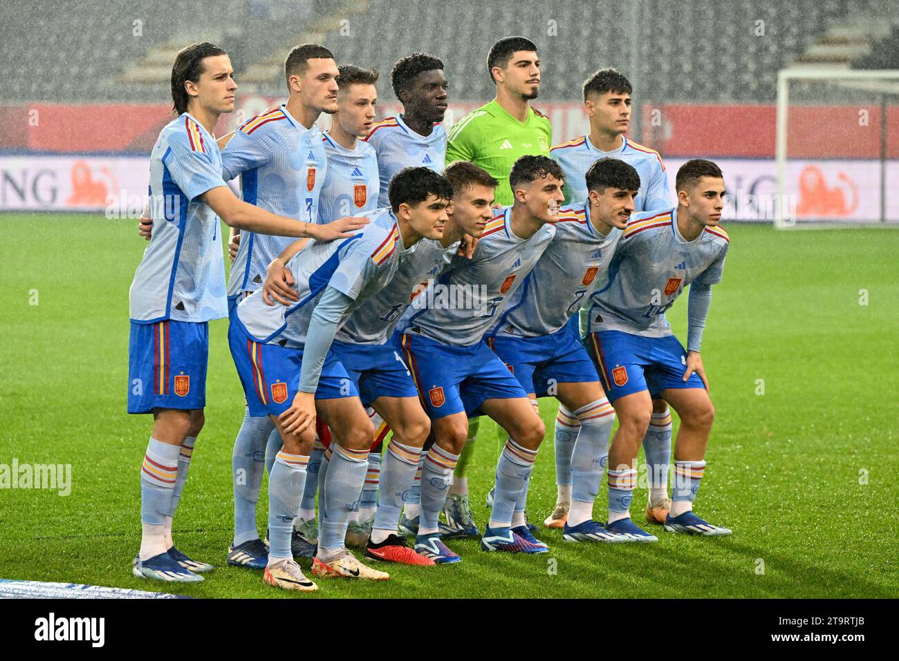 Leuven, Belgium. 21st Nov, 2023. players of Spain pose for a team photo during a soccer game between the Under 21 national teams of Belgium and Spain on the 5 th matchday in group B in the qualifying of the EUFA Under 21 Championship, on Tuesday 21 November 2023 in Leuven, Belgium .(Photo by David Catry/Isosport) Credit: sportpix/Alamy Live News Stock Photo