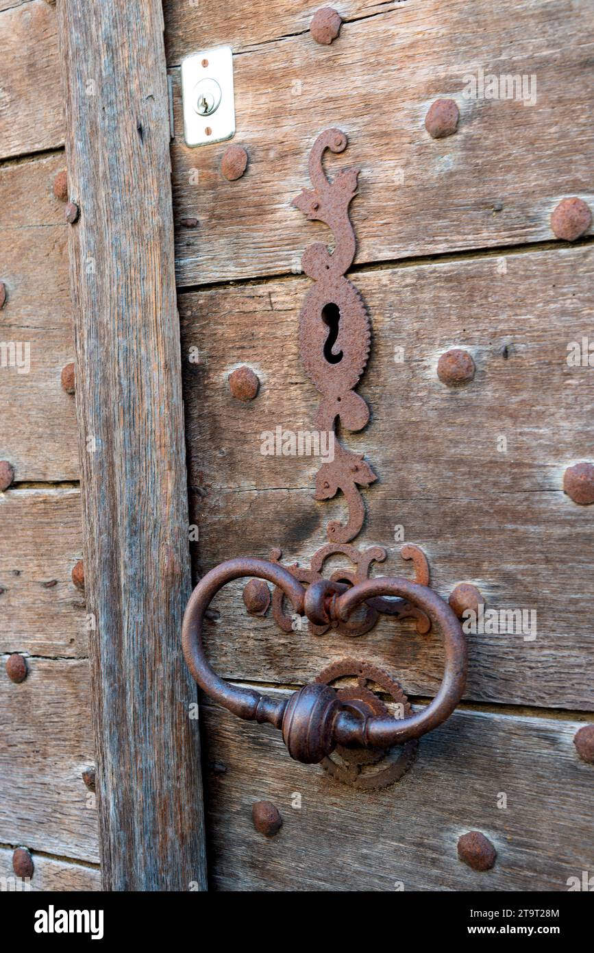 heurtoirs de porte en métal finement décoré / finely decorated metal door knockers Stock Photo