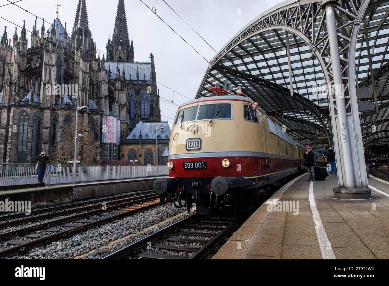 locomotive E03 001 of the historical Rheingold train leaving the main station, Cologne cathedral, Cologne, Germany. Lokomotive E03 001 des historische Stock Photo
