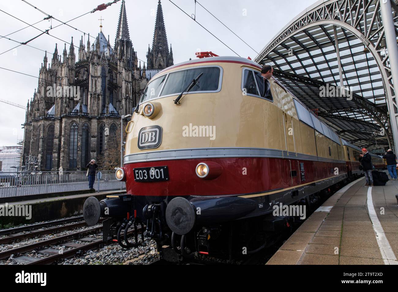 locomotive E03 001 of the historical Rheingold train leaving the main station, Cologne cathedral, Cologne, Germany. Lokomotive E03 001 des historische Stock Photo