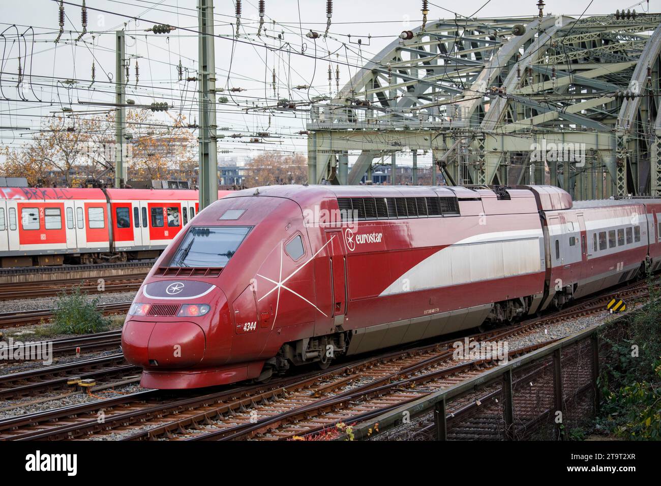 Eurostar high-speed train leaving Cologne Central Station, Hohenzollern bridge, Cologne, Germany. Since October 2023, the former Thalys trains run und Stock Photo