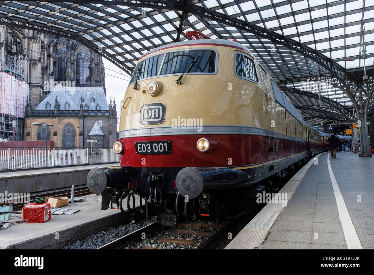 locomotive E03 001 of the historical Rheingold train in the main station, Cologne, Germany. Lokomotive E03 001 des historischen Rheingold Zug im Haupt Stock Photo
