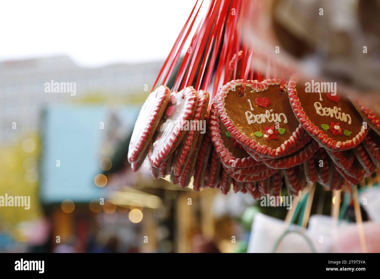 Lebkuchenherzen mit I Love Berlin auf einem Weihnachtsmarkt in Berlin ...