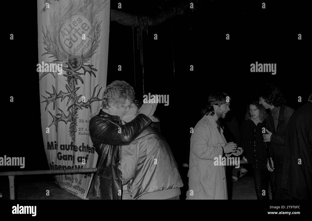 Walpurgis DDR, Berlin, 30.04.1990, 1. Walpurgisnacht auf dem Prenzlauer Berg am Wasserturm, Kuss, Alle Gute wächst von unten, Mit aufrechtem Gang auf eigenen Wegen, Â *** Walpurgis GDR, Berlin, 30 04 1990, 1 Walpurgis night on the Prenzlauer Berg at the water tower, Kiss, All good things grow from below, With upright gait on own ways, Â Credit: Imago/Alamy Live News Stock Photo