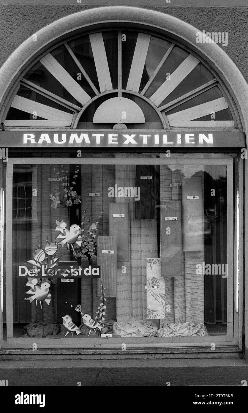 Ausverkauf DDR, Berlin, 22.5.1990, Schaufensterdekoration, Der Lenz ist da, Raumtextilien, Â *** Sale GDR, Berlin, 22 5 1990, Shop window decoration, Spring is here, Room textiles, Â Credit: Imago/Alamy Live News Stock Photo