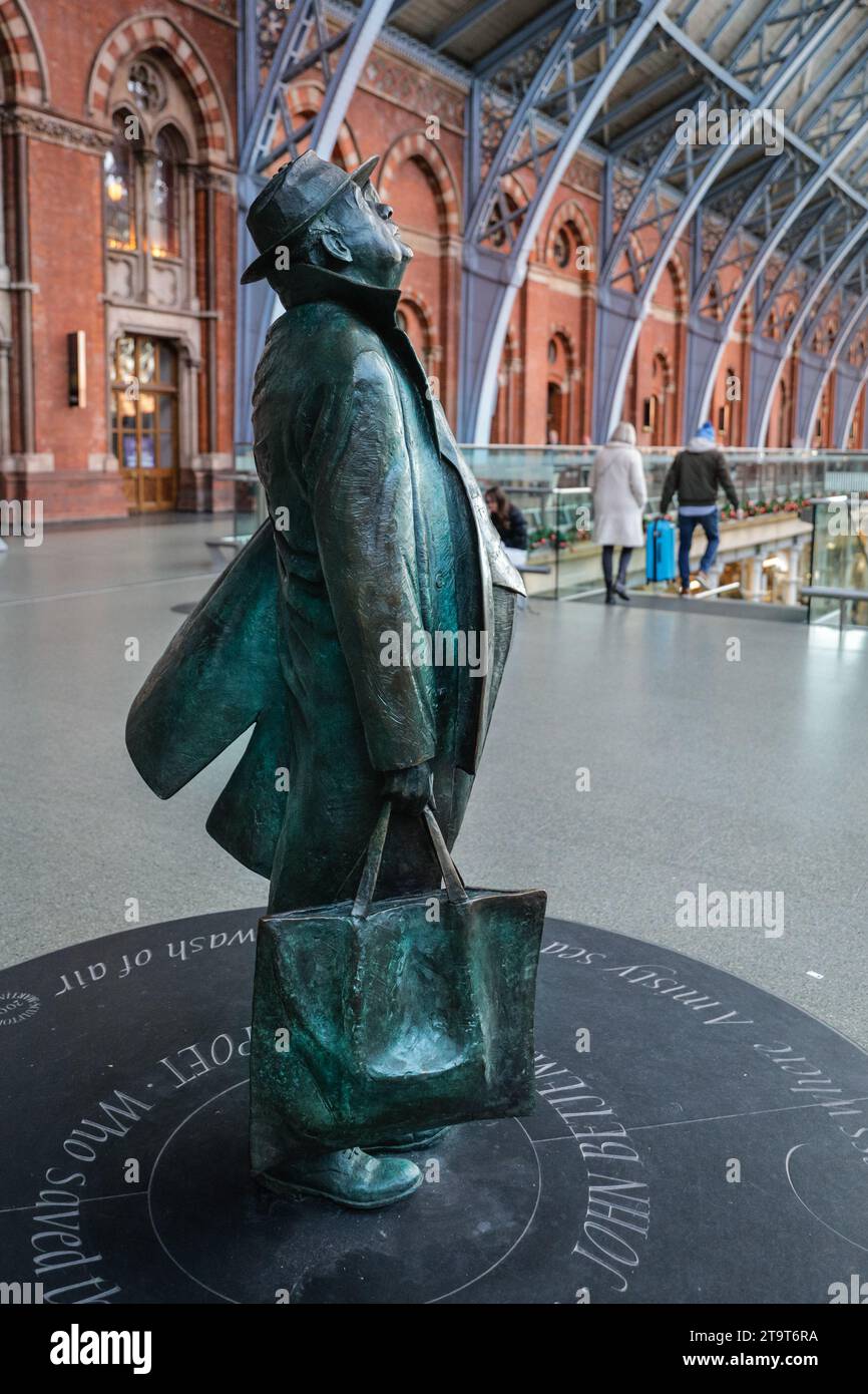 Bronze statue of poet John Betjeman at St Pancras railway station ...