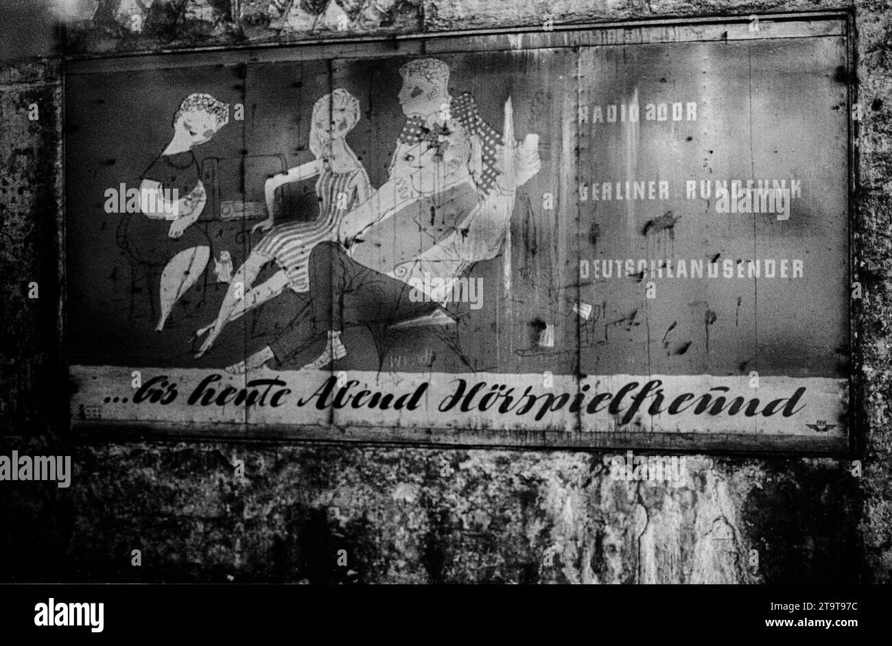 Geisterbahnhof Potsdamer Platz DDR, Berlin, 17.6.1990, S-Bahnhof Potsdamer Platz, 28 Jahre Geisterbahnhof, Reklame für die Rundfunksender der DDR., bis heute Abend Hörspielfreund, Â *** Ghost station Potsdamer Platz GDR, Berlin, 17 6 1990, S station Potsdamer Platz, 28 years ghost station, advertisement for the radio stations of the GDR, until tonight radio play friend, Â Credit: Imago/Alamy Live News Stock Photo