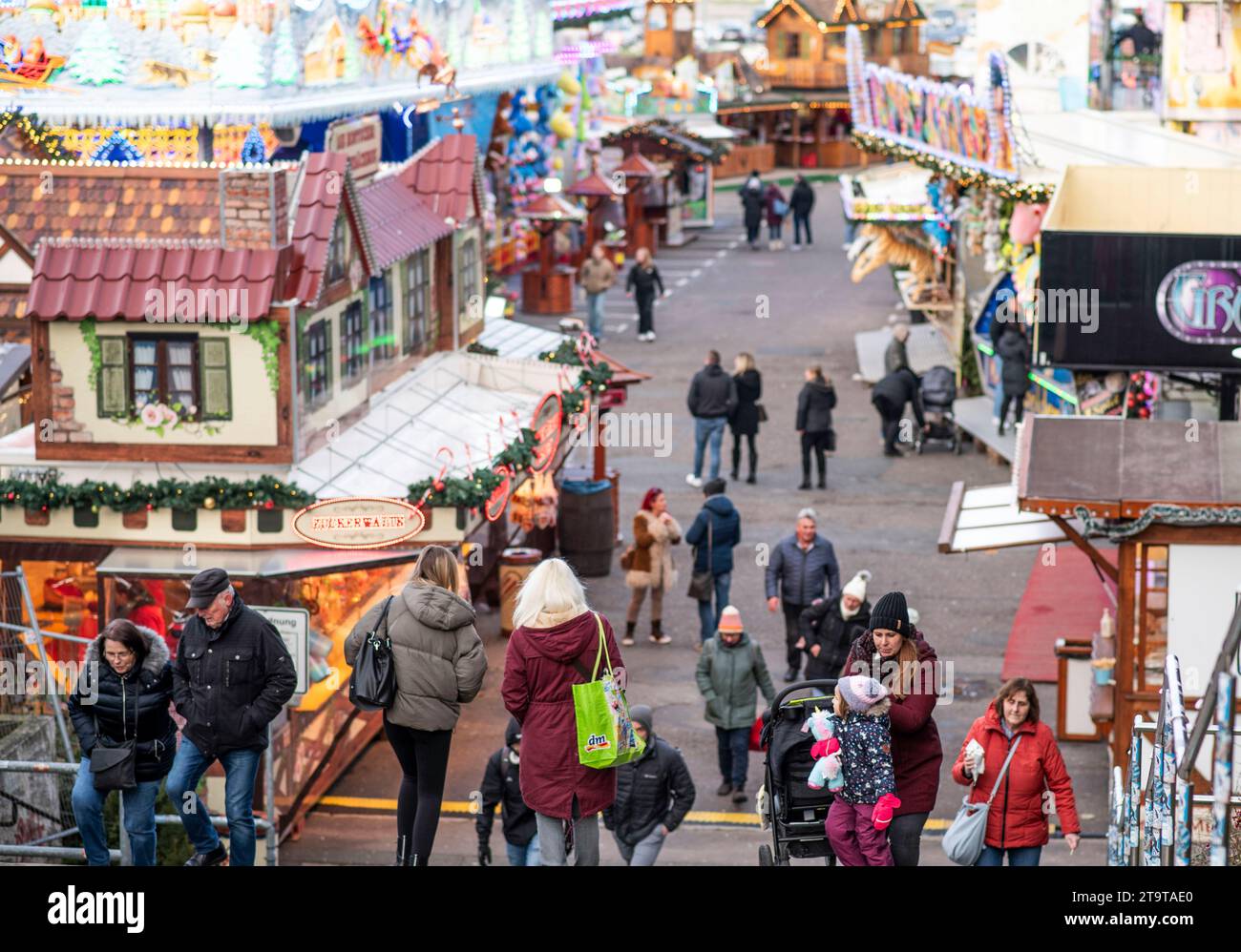 Rostock, Germany. 27th Nov, 2023. The first visitors arrive at the