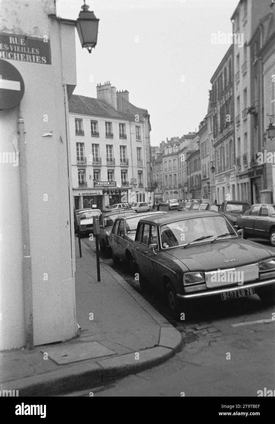 ST GERMAIN EN LAYE - PLACE DU CHATEAU ET RUE DE L'ABREUVOIR - FRANCE - EARLY 1970S - SILVER FILM © F.BEAUMONT Stock Photo