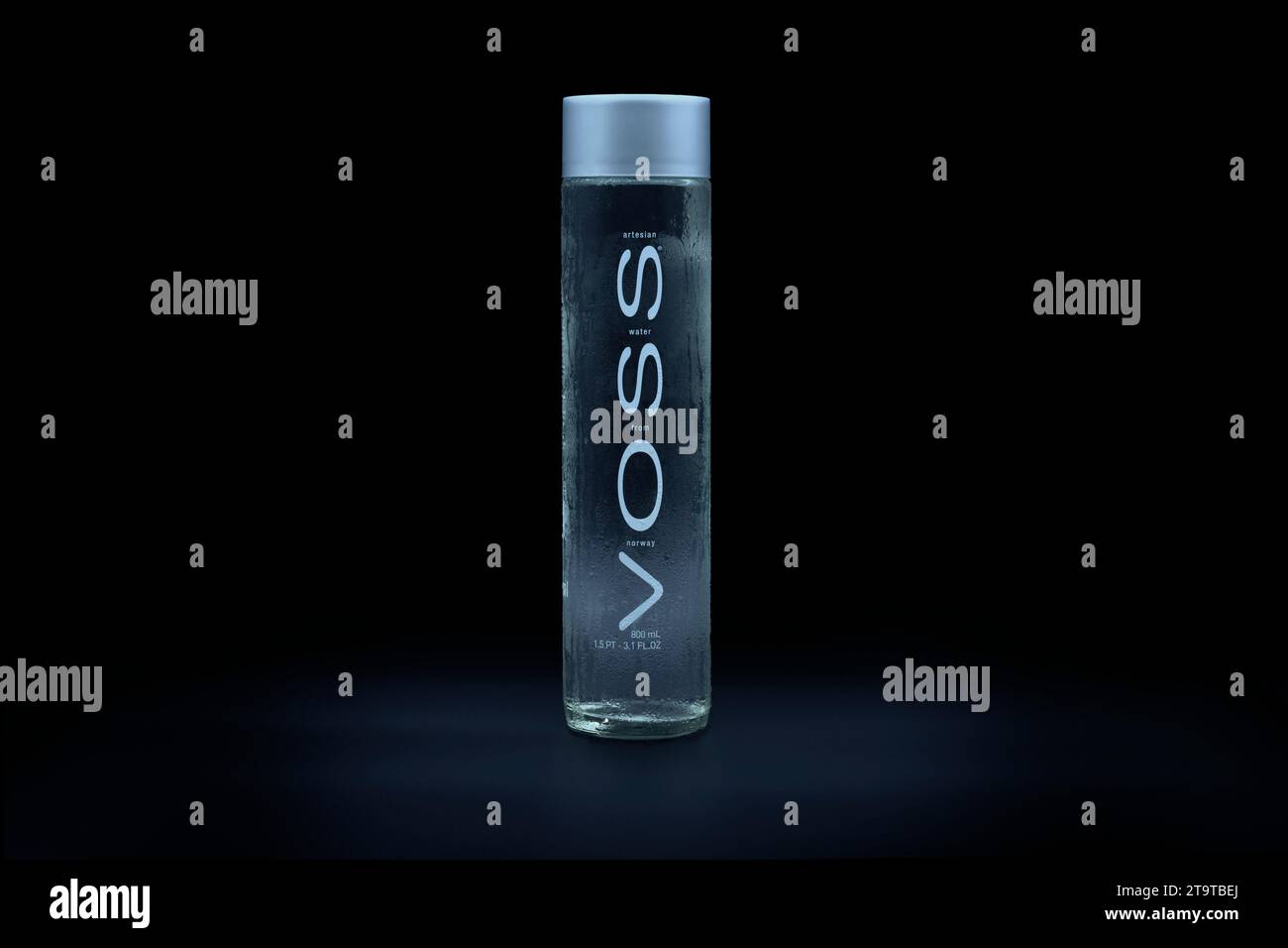 https://c8.alamy.com/comp/2T9TBEJ/voss-artesian-water-from-norway-external-surface-with-drops-of-condensation-water-800ml-glass-bottle-wetted-with-ice-water-black-background-2T9TBEJ.jpg