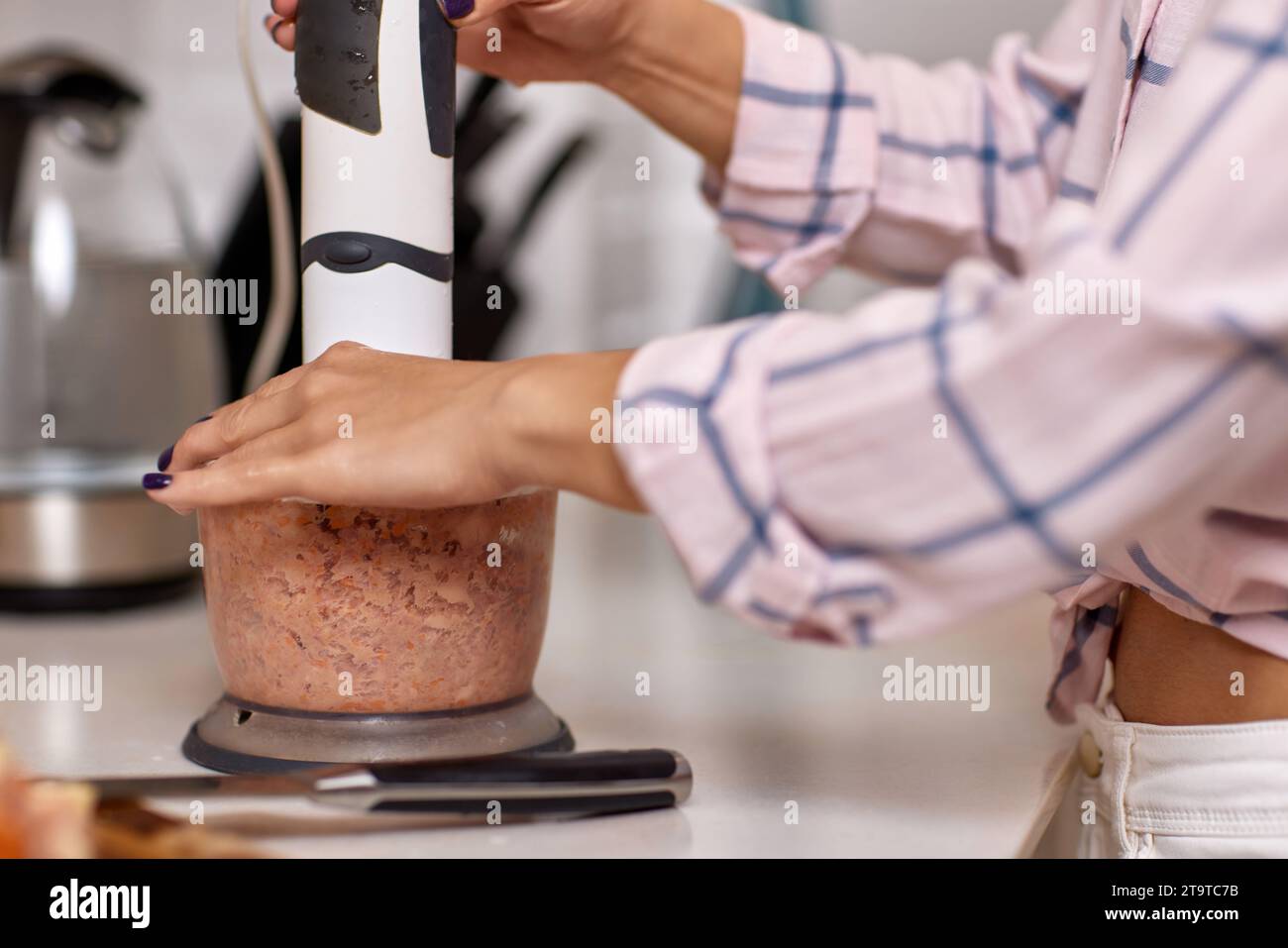 Using domestic mincer mince beef hires stock photography and images Alamy
