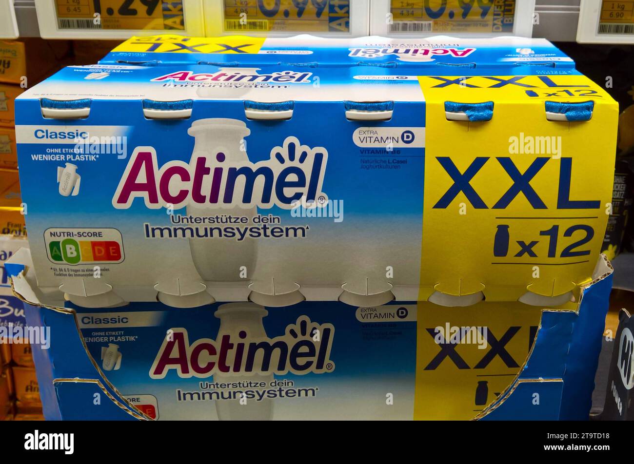 Actimel Classic aus der Supermarkt - Kühltheke. Actimel, in den USA und Kanada als DanActive bekannt, ist ein als Probiotikum vermarktetes Joghurt-Getränk bzw Trinkjoghurt des französischen Unternehmens Danone. Es ist in Europa seit 1994 erhältlich *** Actimel Classic from the supermarket refrigerated counter Actimel, known as DanActive in the USA and Canada, is a yoghurt drink or drinking yoghurt marketed as a probiotic by the French company Danone It has been available in Europe since 1994 Credit: Imago/Alamy Live News Stock Photo