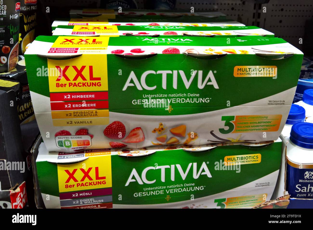 Activia in der Supermarkt - Kühltheke. Activia ist eine Marke für probiotische Milchprodukte der französischen Unternehmensgruppe Danone *** Activia in supermarket refrigerated counters Activia is a brand of probiotic dairy products from the French Danone Group Credit: Imago/Alamy Live News Stock Photo