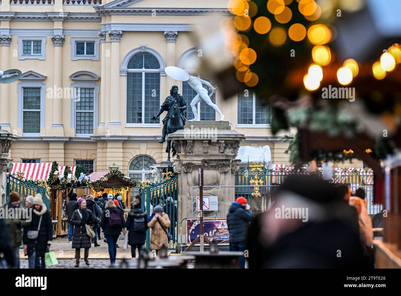 Berlin, Germany. 27th Nov, 2023. The first visitors arrive at the