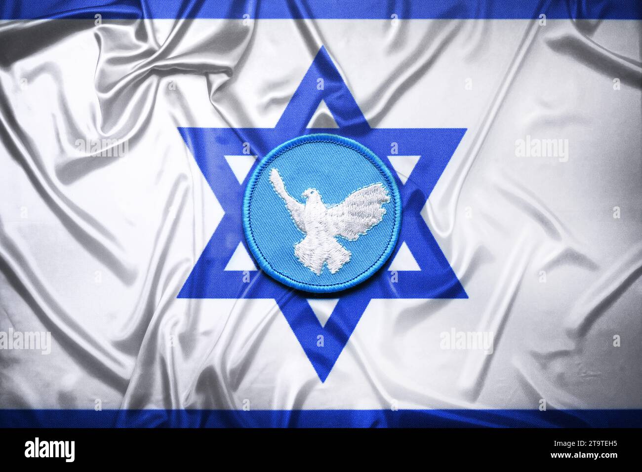https://c8.alamy.com/comp/2T9TEH5/fahne-von-israel-mit-friedenssymbol-nahostkonflikt-und-friedensbemhungen-flag-of-israel-with-peace-symbol-middle-east-conflict-and-peace-efforts-credit-imagoalamy-live-news-2T9TEH5.jpg