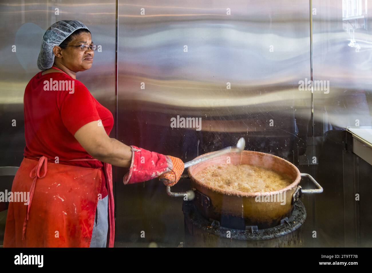 https://c8.alamy.com/comp/2T9TT7B/black-woman-stirring-boiling-pot-while-making-praline-candy-in-the-french-quarter-of-new-orleans-louisiana-2T9TT7B.jpg