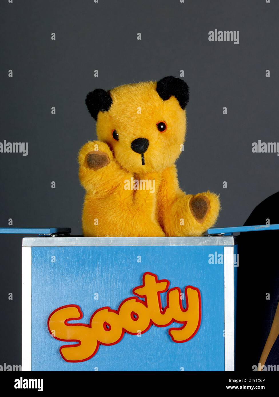 Sooty with Richard Cadell at The Oldie of the Year 2023, 23-11-23 Stock Photo